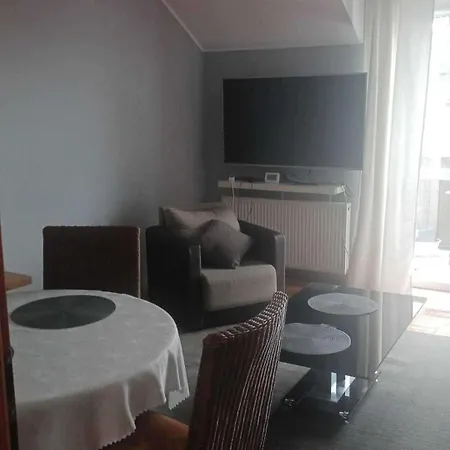Daire - - Sleeps 8 - Parking - Seaside